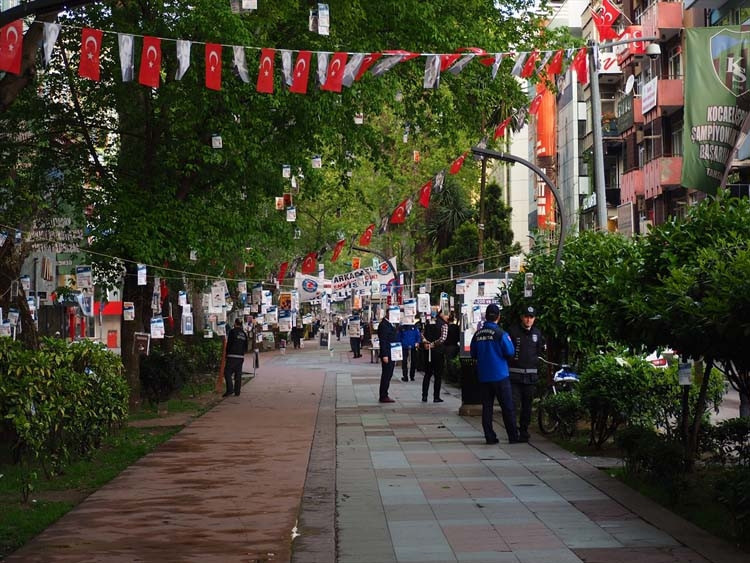 Kocaelide ağaçlar kitap açtı