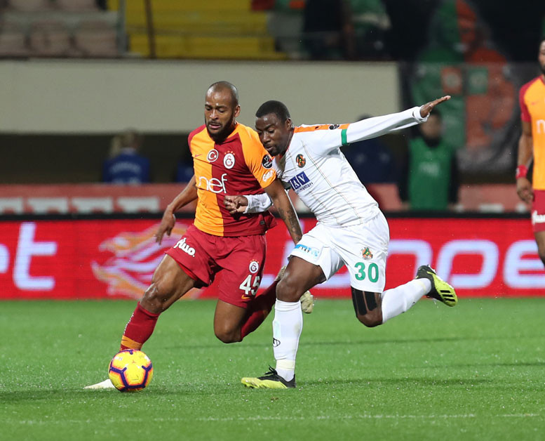 Terimsiz Galatasaray sahaya iniyor Radamel Falcao...