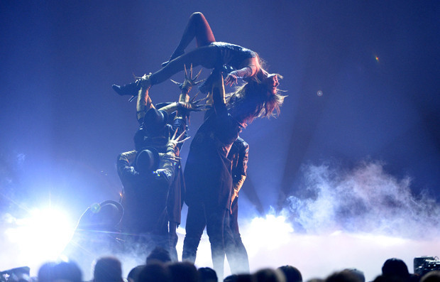 Sahnede nefes kesen anlar: Birden atladı, böyle tuttular