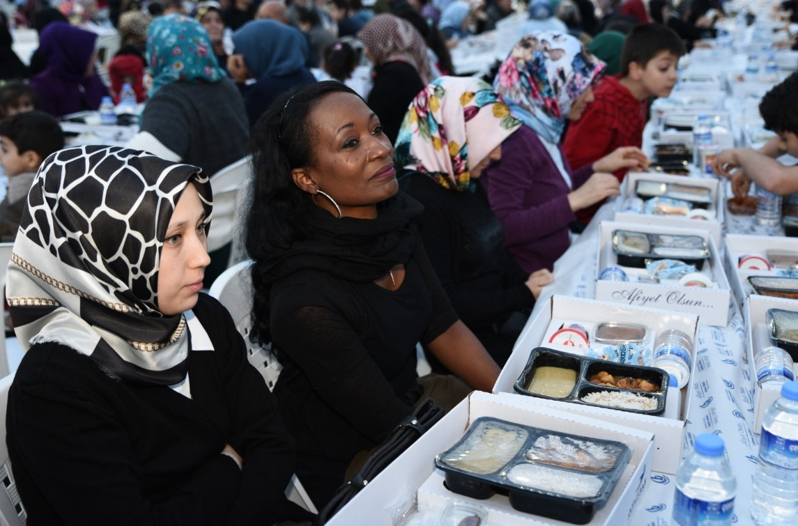 Dünyaca ünlü Amerikalı sanatçı Bağcılar’da iftar yaptı