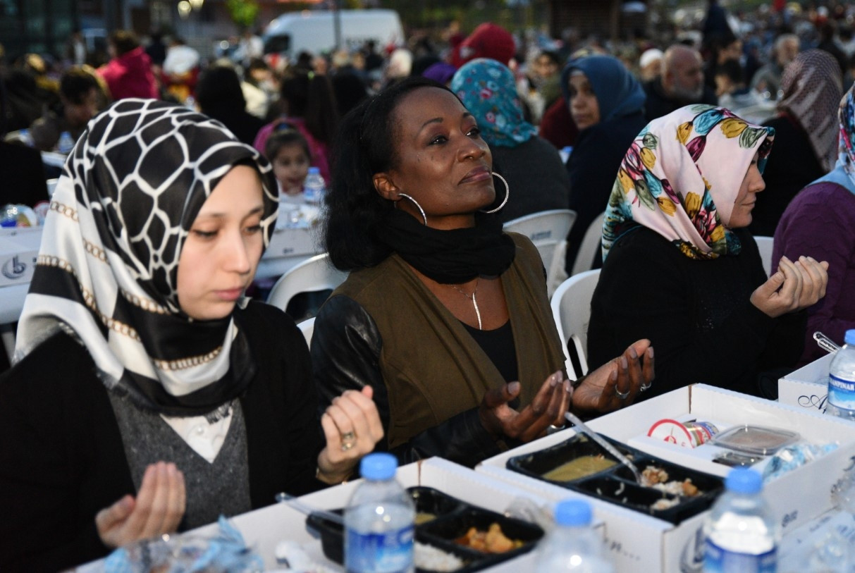 Dünyaca ünlü Amerikalı sanatçı Bağcılar’da iftar yaptı