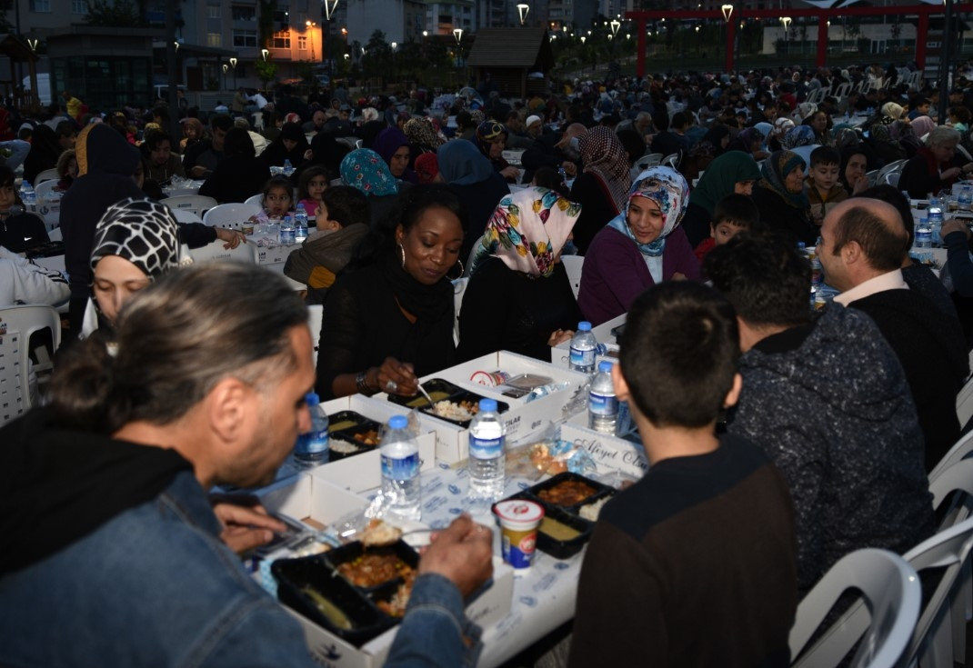 Dünyaca ünlü Amerikalı sanatçı Bağcılar’da iftar yaptı