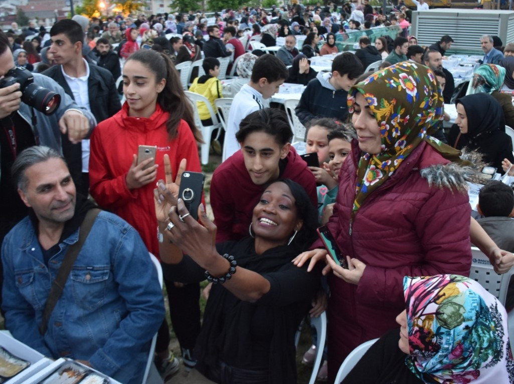Dünyaca ünlü Amerikalı sanatçı Bağcılar’da iftar yaptı
