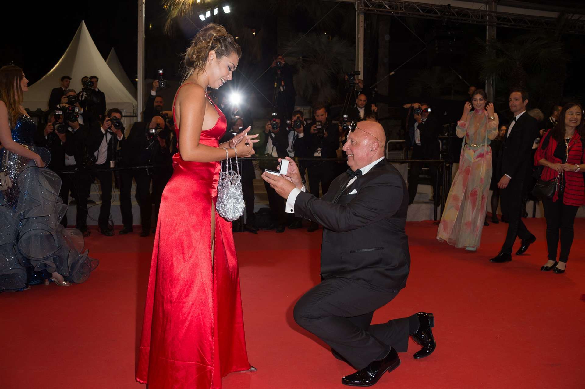 Gördünüz mü, bana evlenme teklif etti Gördünüz mü, bana evlenme teklif etti