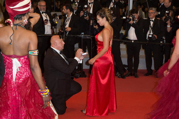 Gördünüz mü, bana evlenme teklif etti Gördünüz mü, bana evlenme teklif etti