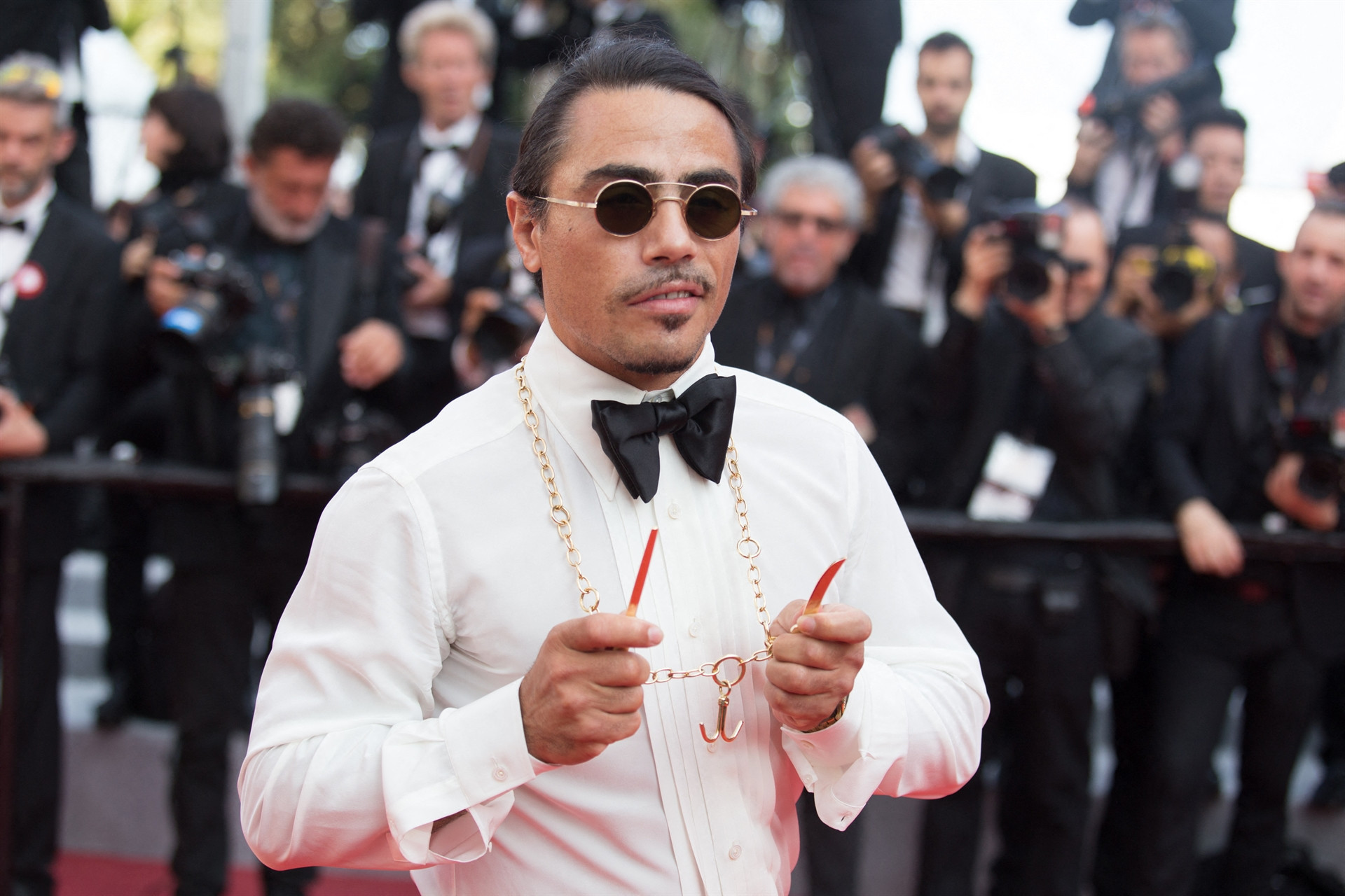 Kırmızı halıyı tuzladı