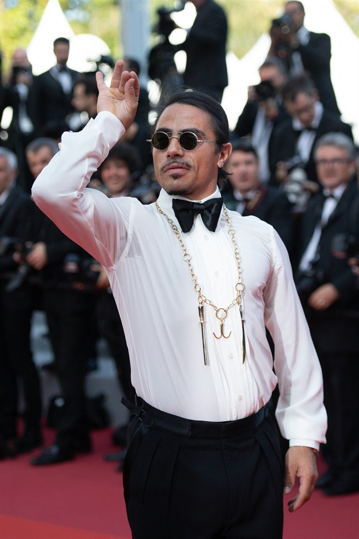 Kırmızı halıyı tuzladı