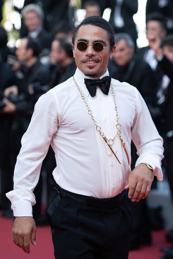 Kırmızı halıyı tuzladı