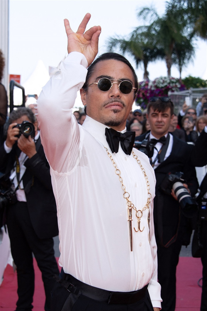 Kırmızı halıyı tuzladı