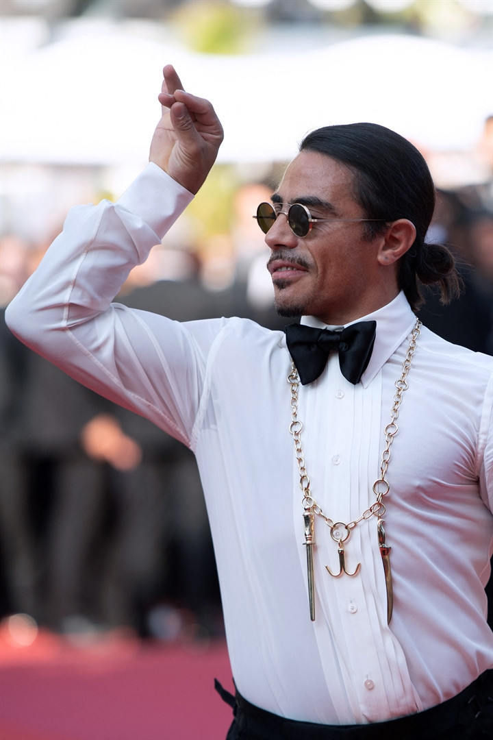 Kırmızı halıyı tuzladı