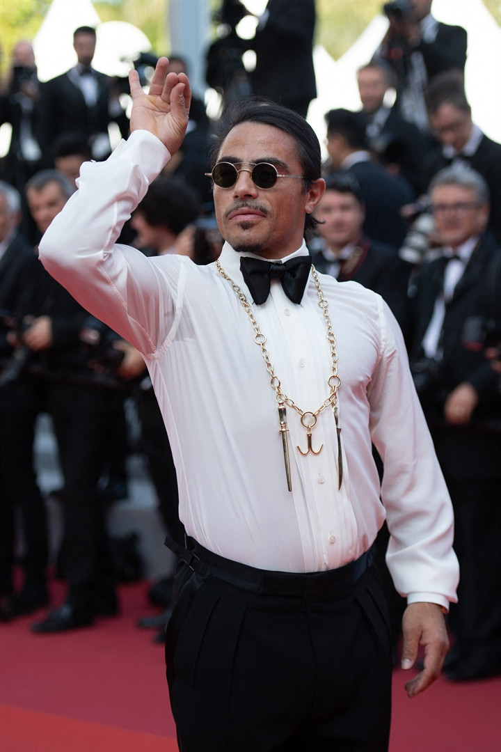 Kırmızı halıyı tuzladı