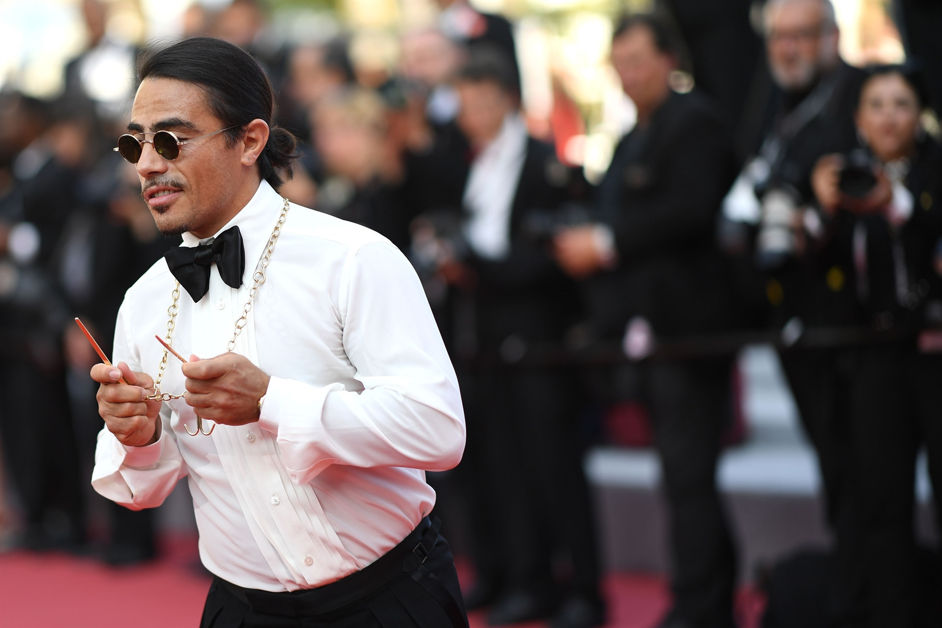 Kırmızı halıyı tuzladı