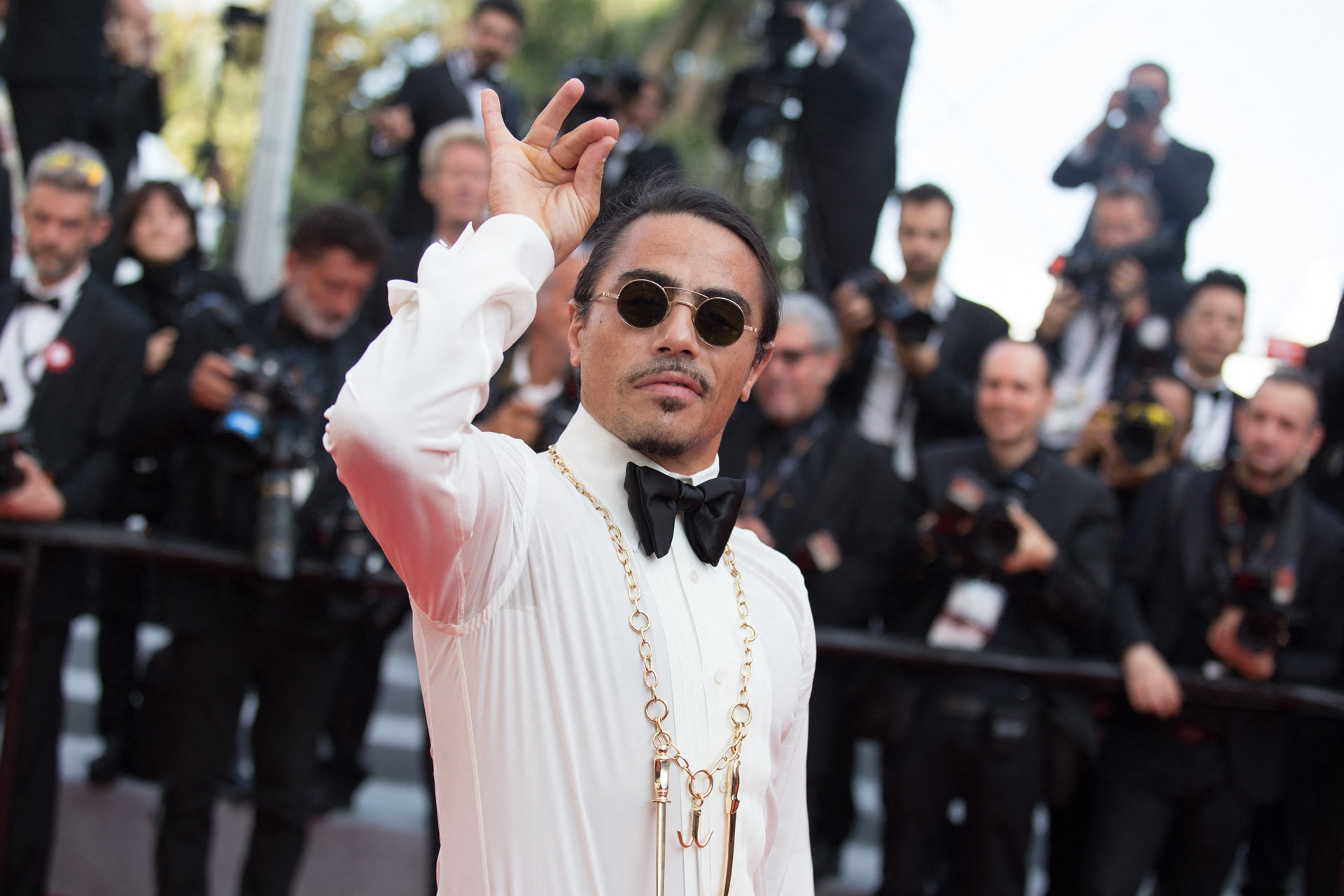 Kırmızı halıyı tuzladı