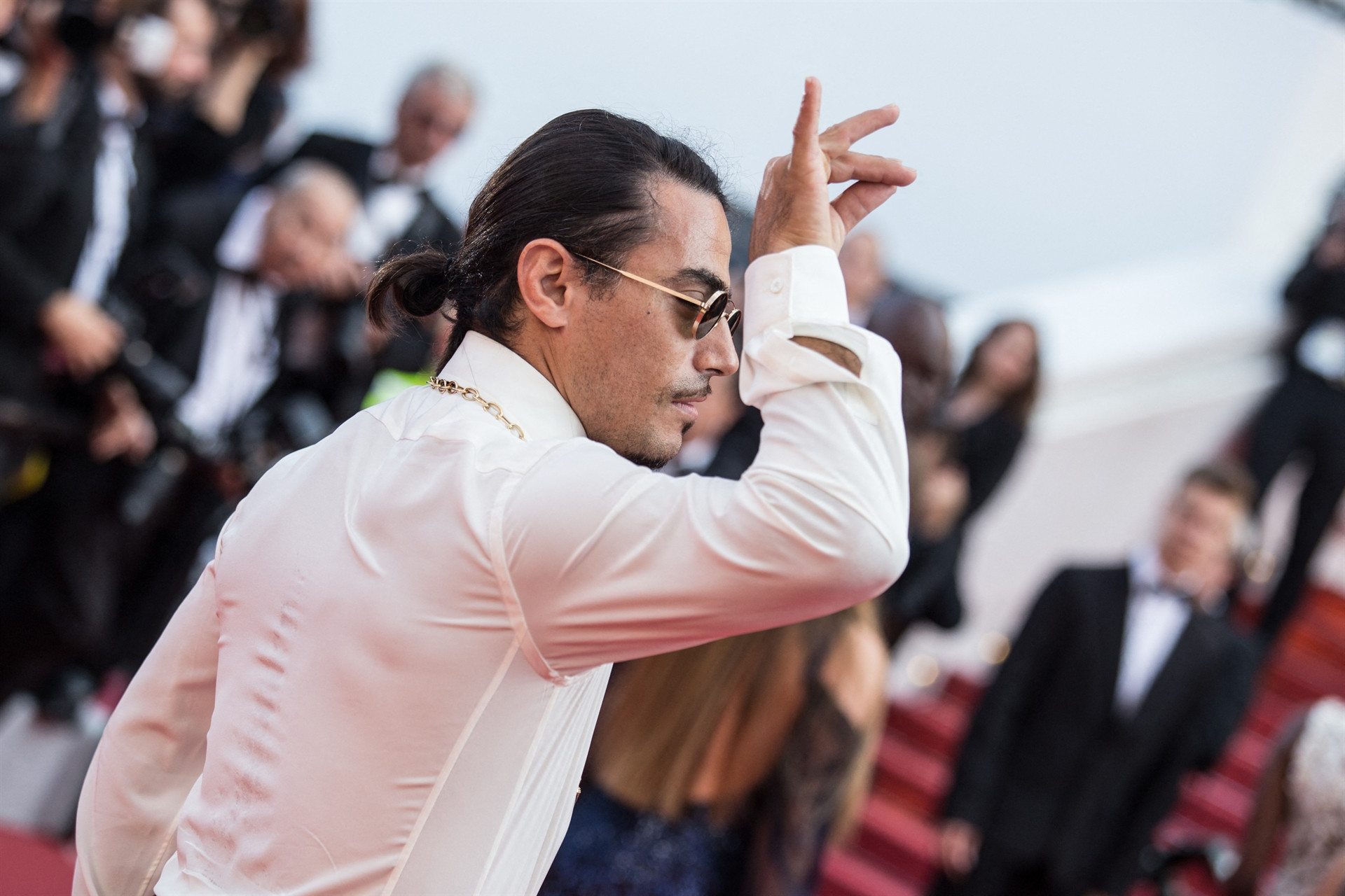 Kırmızı halıyı tuzladı