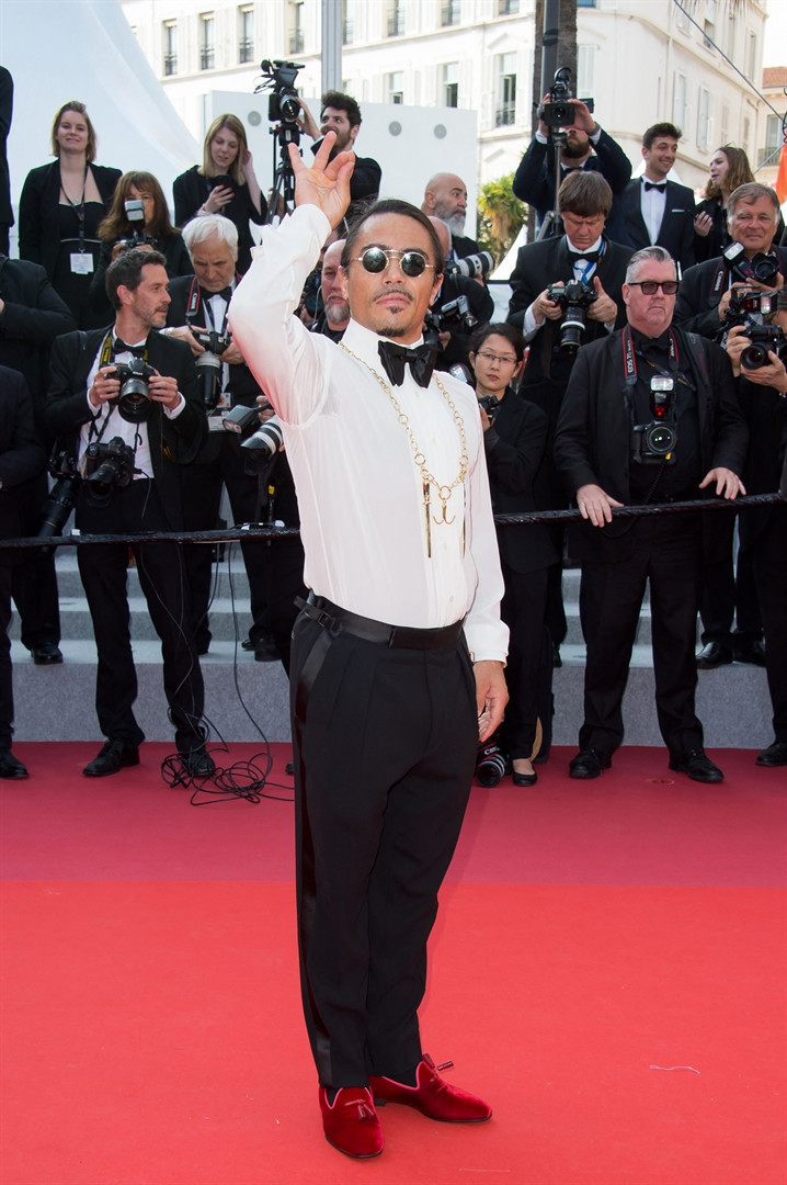 Kırmızı halıyı tuzladı