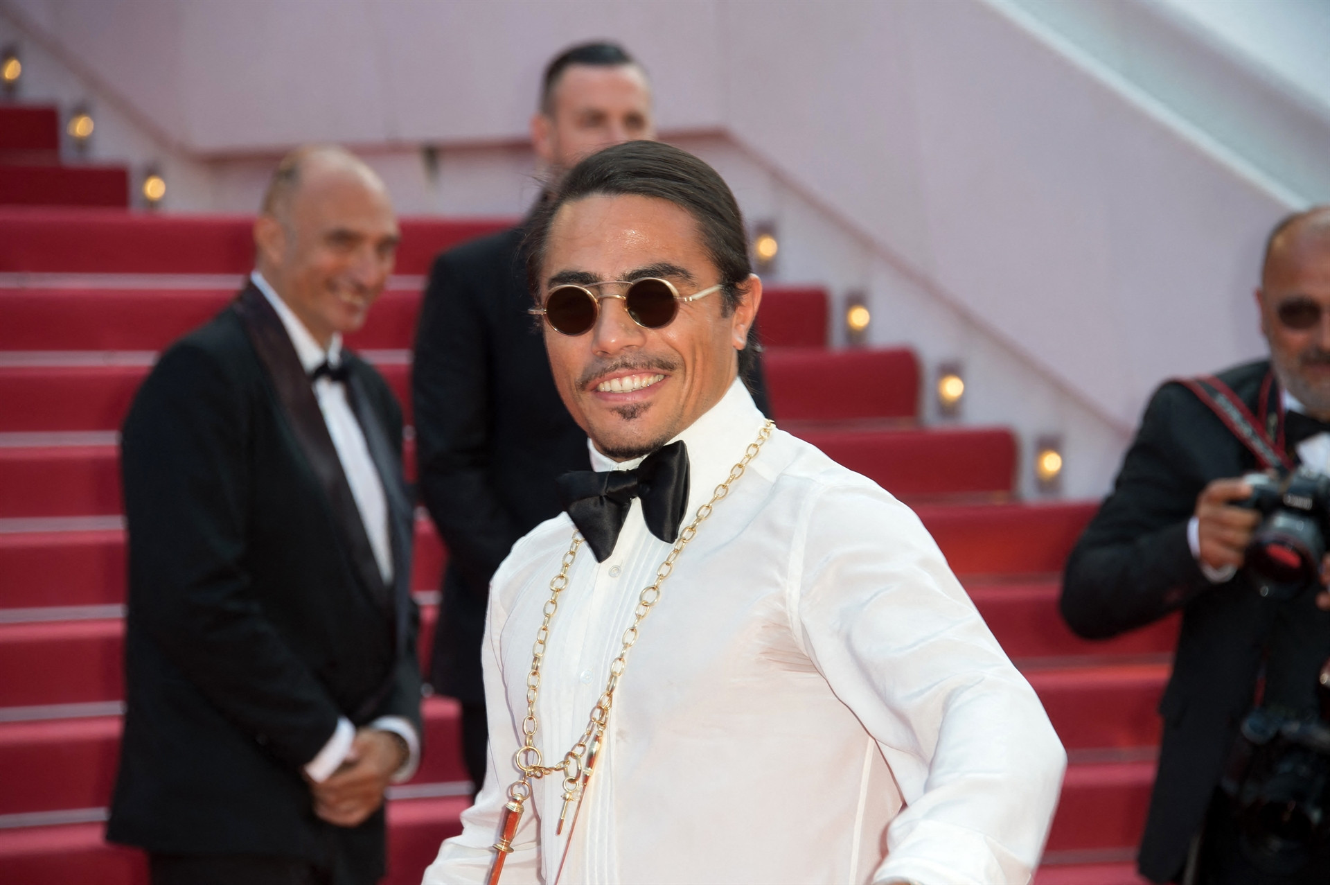 Kırmızı halıyı tuzladı