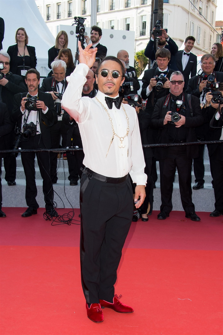 Kırmızı halıyı tuzladı