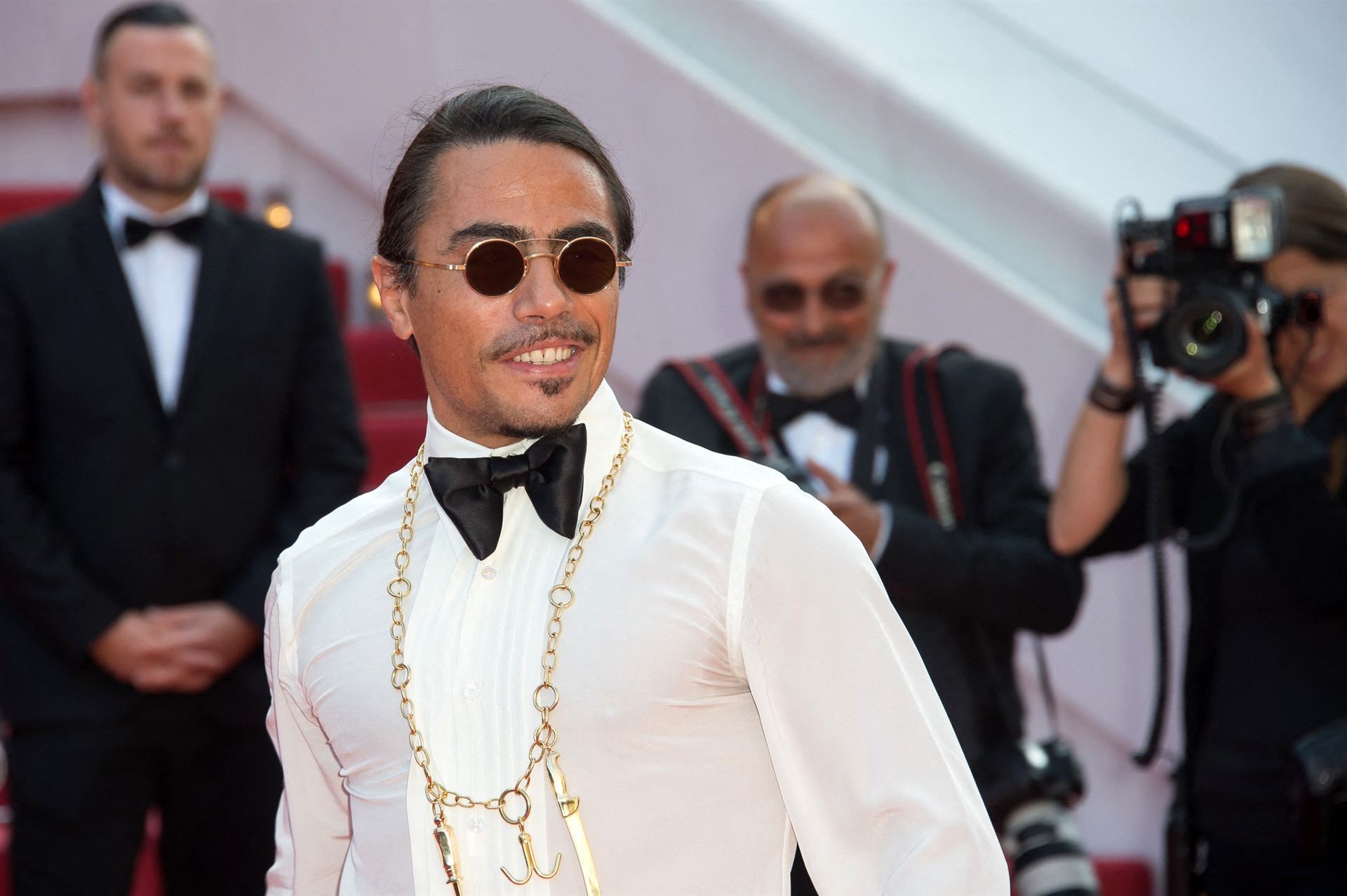 Kırmızı halıyı tuzladı