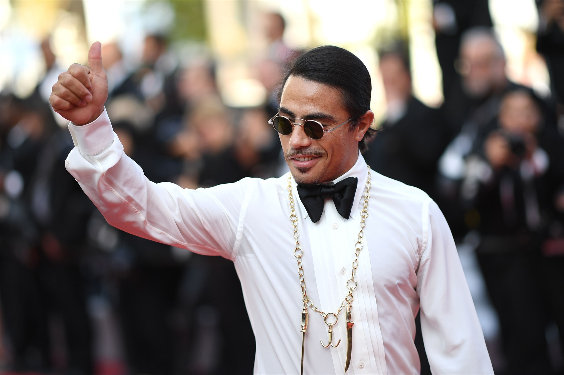 Kırmızı halıyı tuzladı