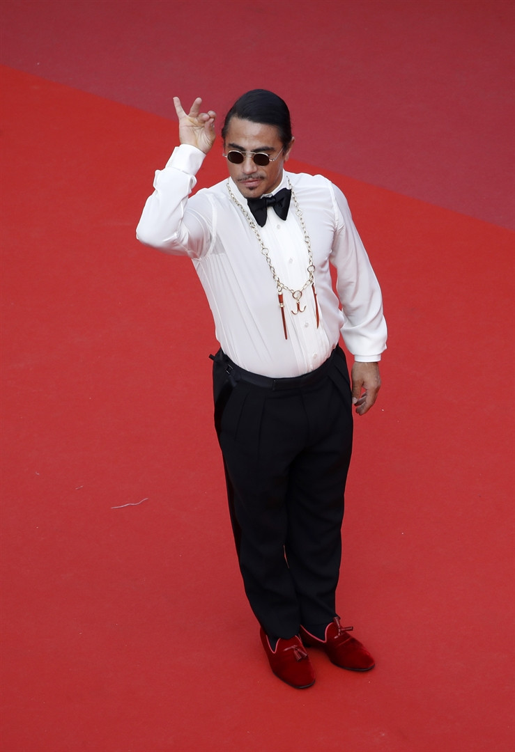 Kırmızı halıyı tuzladı