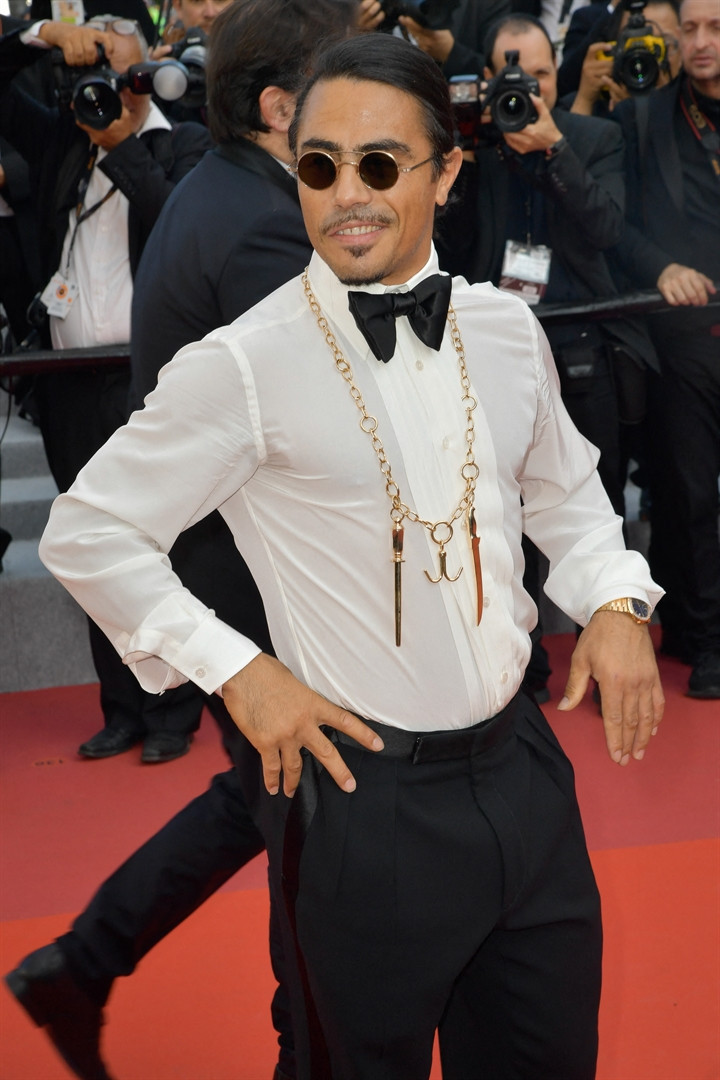 Kırmızı halıyı tuzladı