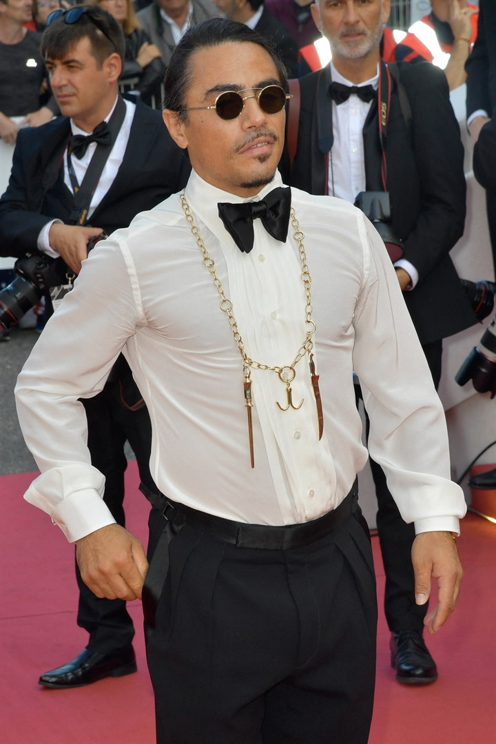 Kırmızı halıyı tuzladı