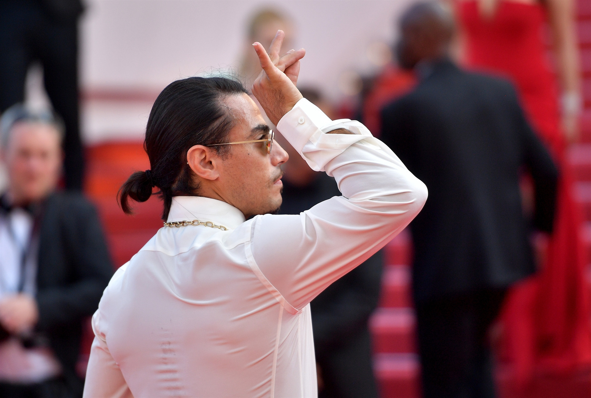 Kırmızı halıyı tuzladı