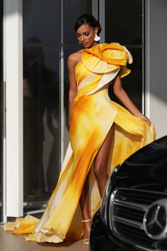 Buraya gelen herkes bir gün bu kapıdan geçecek