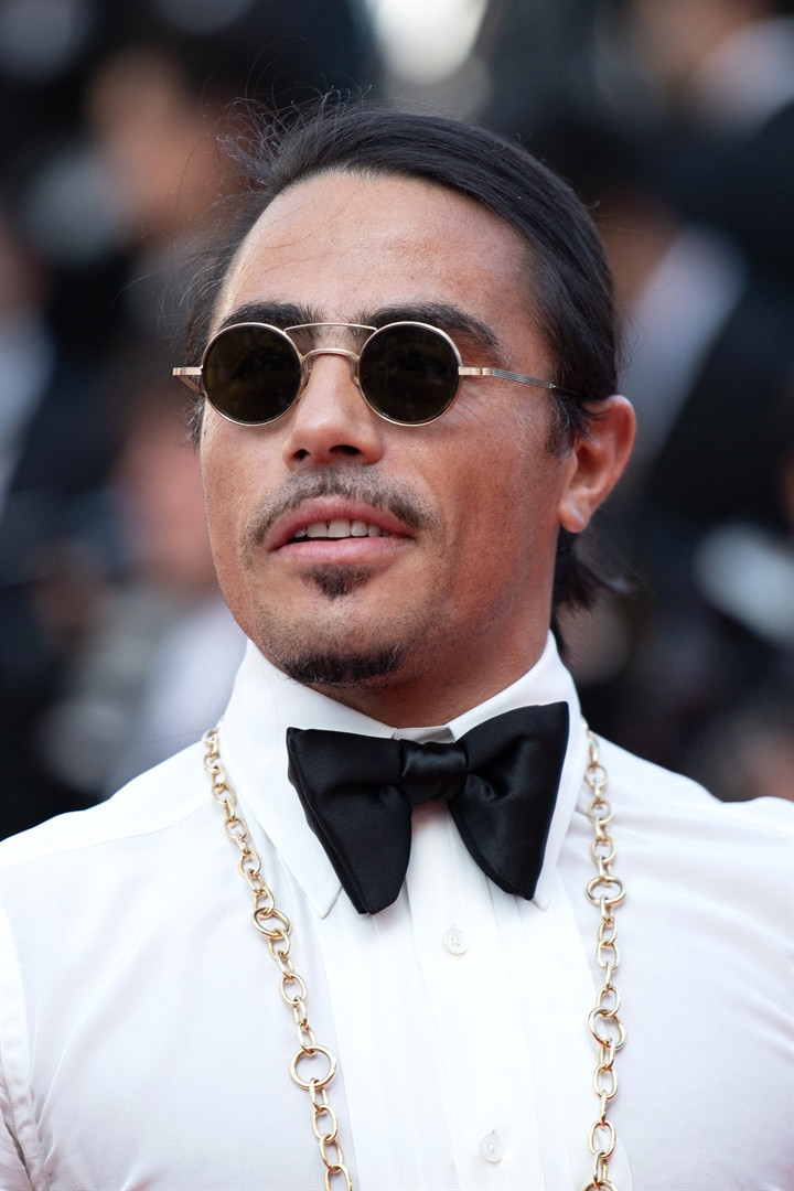 Önce kırmızı halıyı tuzladı  sonra ödül aldı