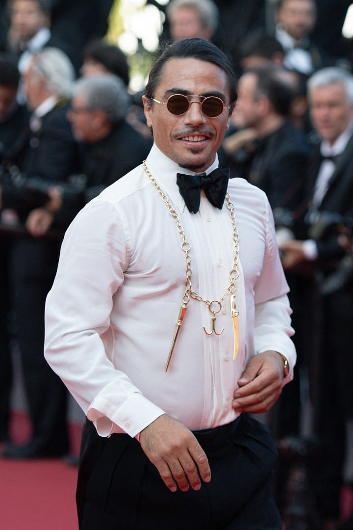 Önce kırmızı halıyı tuzladı  sonra ödül aldı