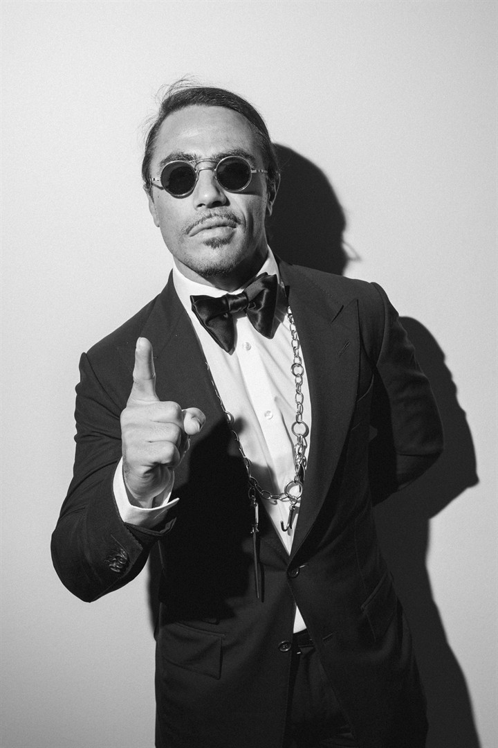 Önce kırmızı halıyı tuzladı  sonra ödül aldı