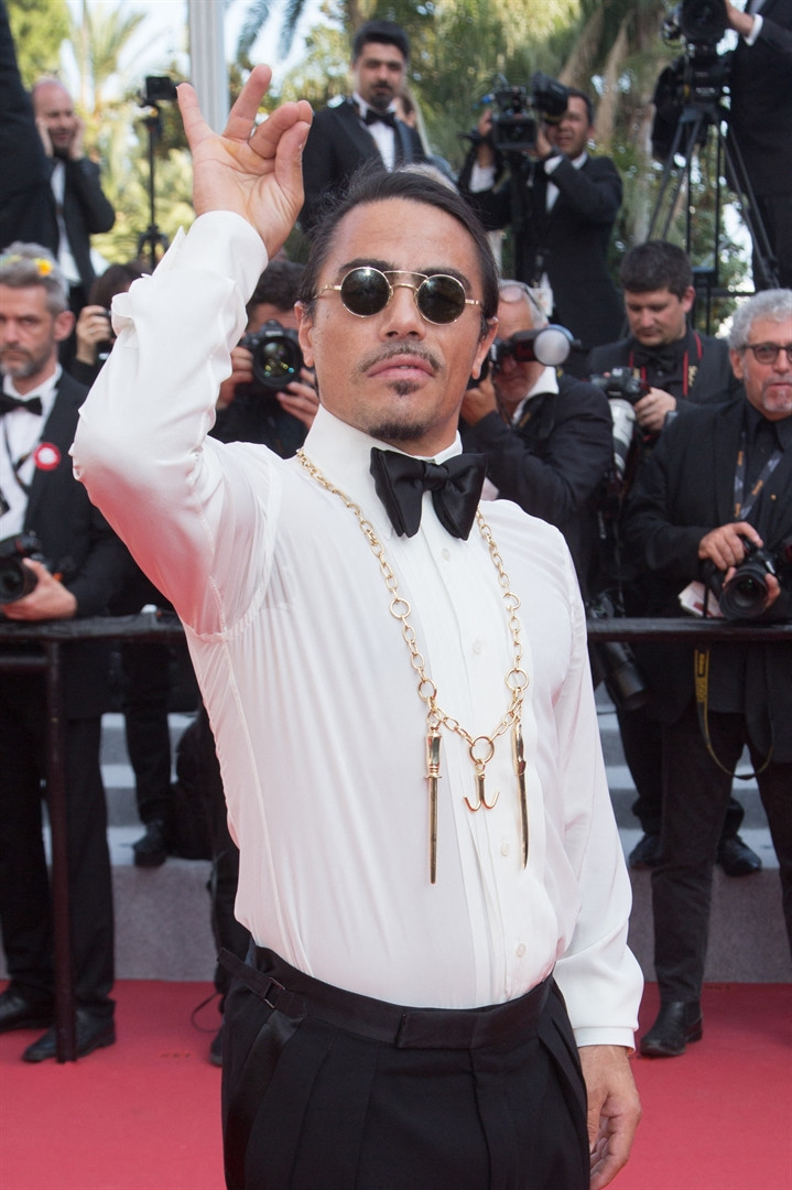 Önce kırmızı halıyı tuzladı  sonra ödül aldı