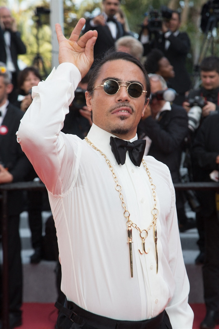 Önce kırmızı halıyı tuzladı  sonra ödül aldı