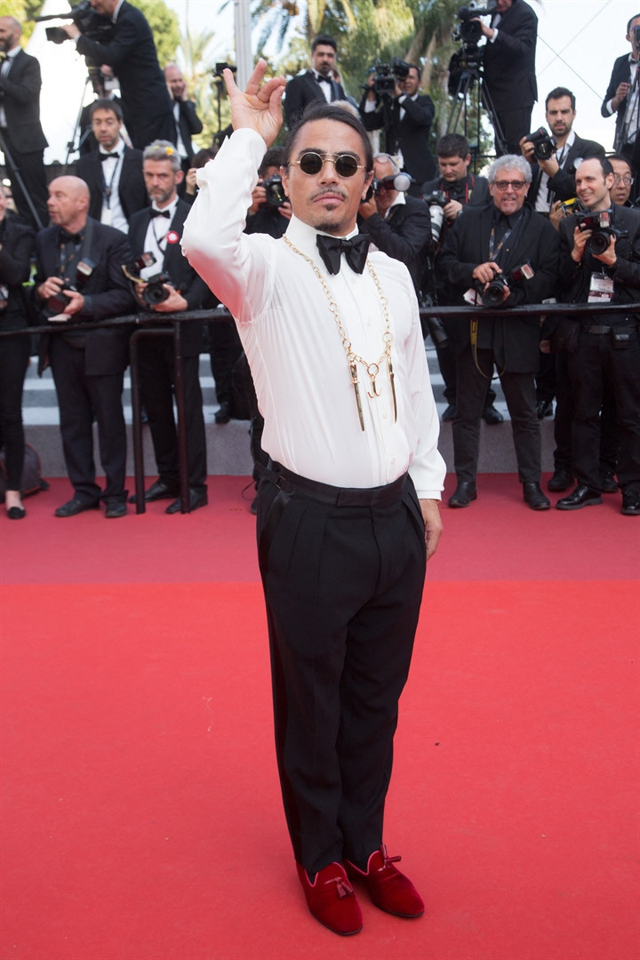 Önce kırmızı halıyı tuzladı  sonra ödül aldı