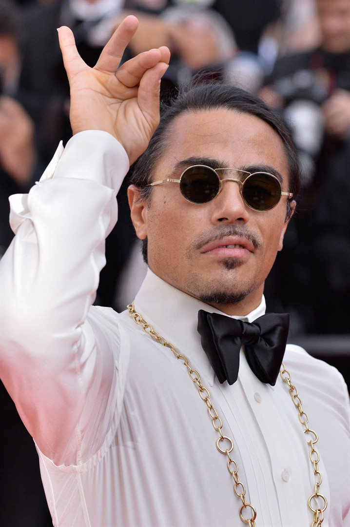 Önce kırmızı halıyı tuzladı  sonra ödül aldı