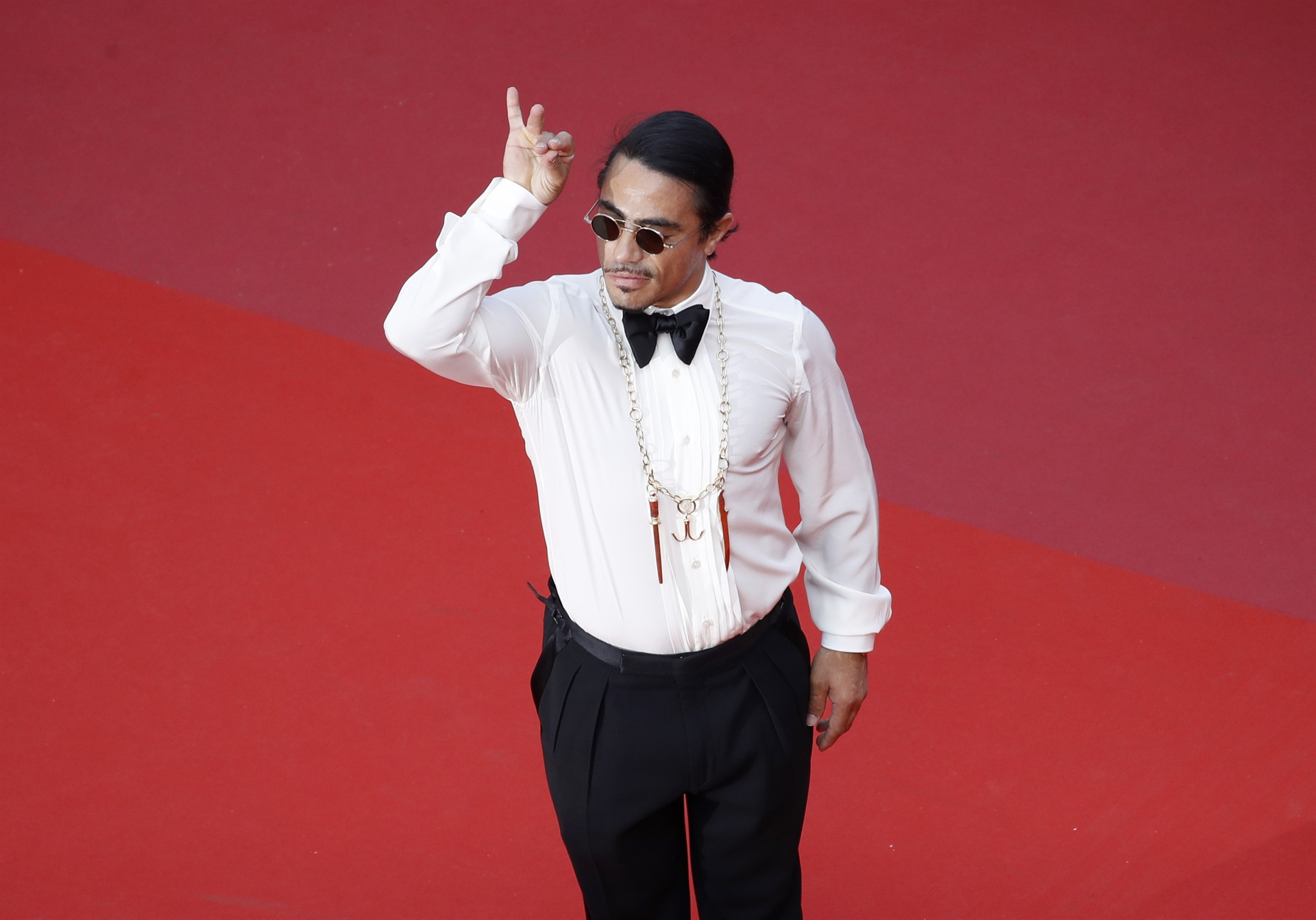 Önce kırmızı halıyı tuzladı  sonra ödül aldı