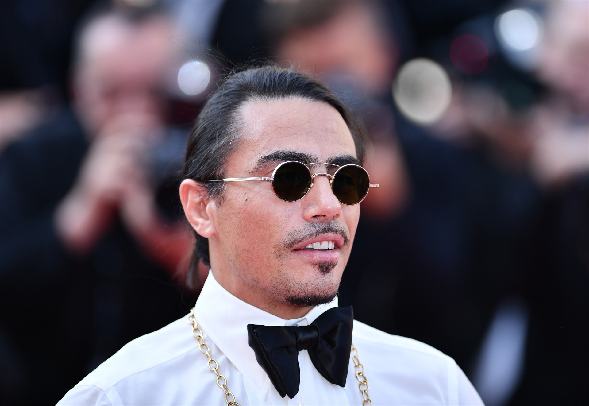 Önce kırmızı halıyı tuzladı  sonra ödül aldı