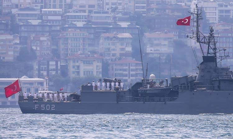 İstanbul Boğazı’ndan böyle geçtiler