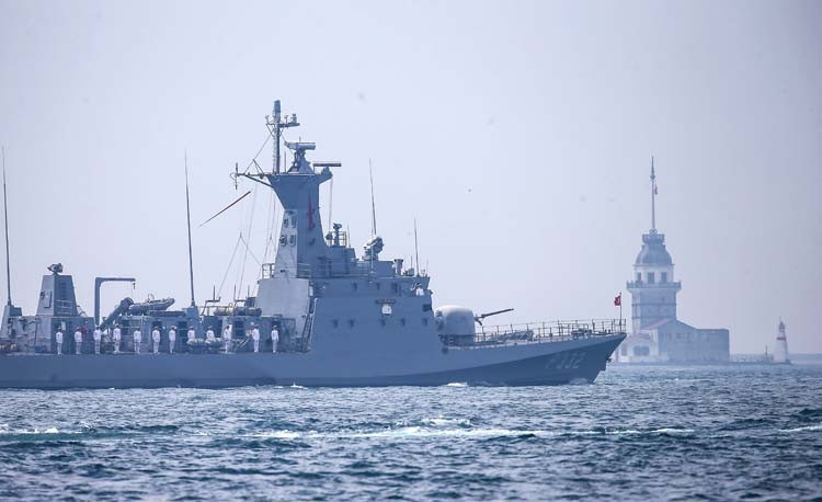 İstanbul Boğazı’ndan böyle geçtiler
