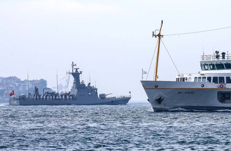 İstanbul Boğazı’ndan böyle geçtiler