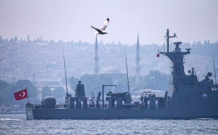 İstanbul Boğazı’ndan böyle geçtiler