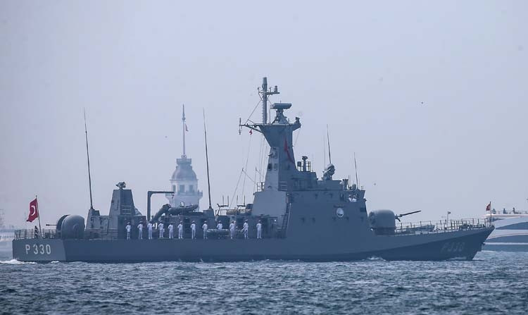 İstanbul Boğazı’ndan böyle geçtiler