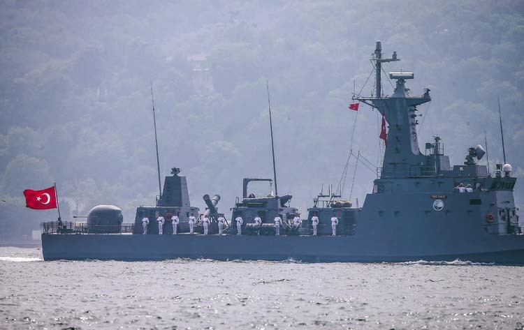 İstanbul Boğazı’ndan böyle geçtiler