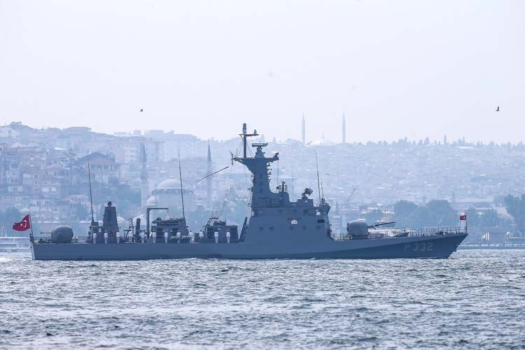 İstanbul Boğazı’ndan böyle geçtiler