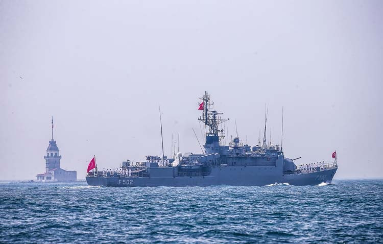 İstanbul Boğazı’ndan böyle geçtiler