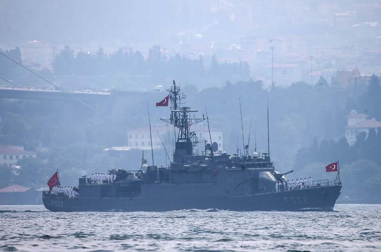 İstanbul Boğazı’ndan böyle geçtiler