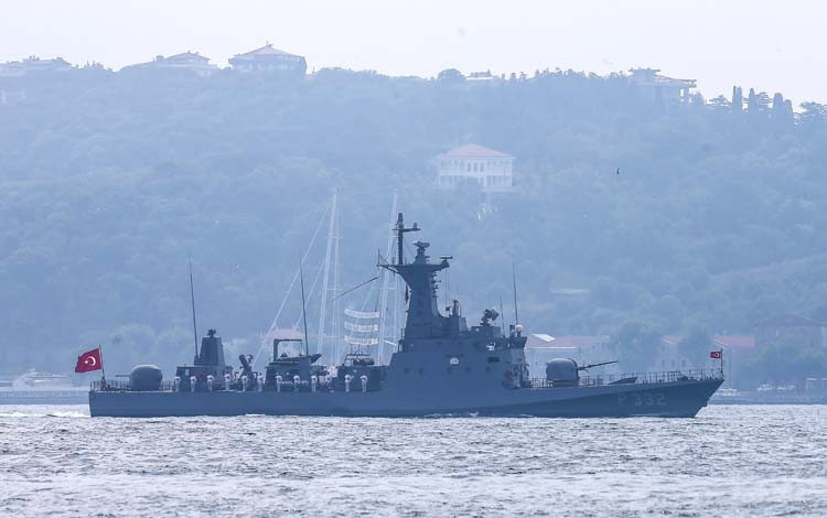 İstanbul Boğazı’ndan böyle geçtiler