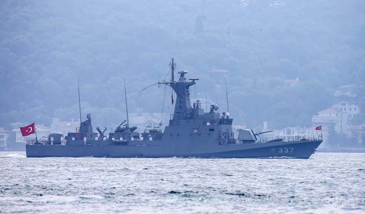 İstanbul Boğazı’ndan böyle geçtiler