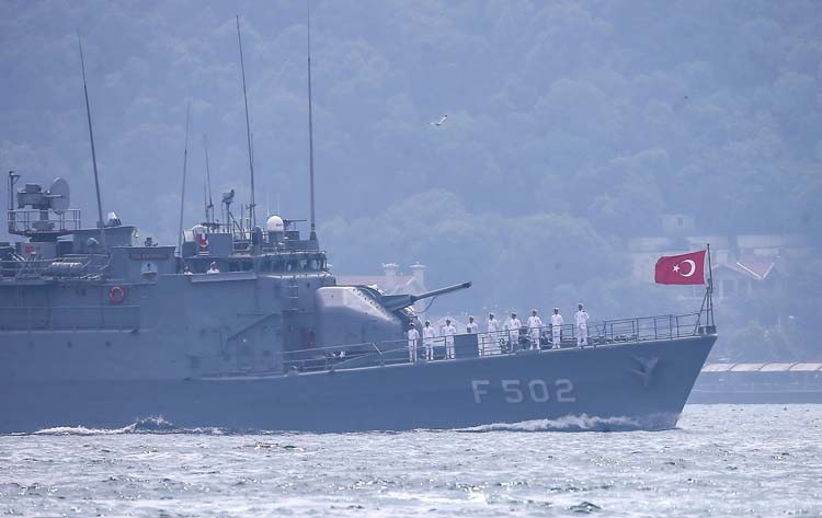 İstanbul Boğazı’ndan böyle geçtiler