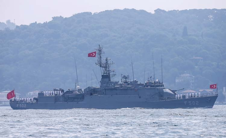 İstanbul Boğazı’ndan böyle geçtiler